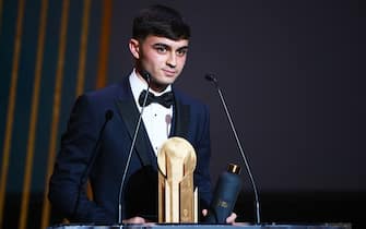 FC Barcelona's Spanish midfielder Pedri delivers a speech poses after receiving the Kopa Trophy for best under-21 player  during the 2021 Ballon d'Or France Football award ceremony at the Theatre du Chatelet in Paris on November 29, 2021. (Photo by FRANCK FIFE / AFP) (Photo by FRANCK FIFE/AFP via Getty Images)