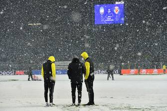 Villarreal players inspect the pitch to assess playing possibilities as snow continues falling ahead the UEFA Champions League Group F football match between Atalanta and Villarreal on December 8, 2021 at the Atleti Azzurri d'Italia stadium in Bergamo. (Photo by Isabella BONOTTO / AFP) (Photo by ISABELLA BONOTTO/AFP via Getty Images)