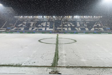 Neve Bergamo, rinviata Atalanta-Villarreal: foto stadio imbiancato