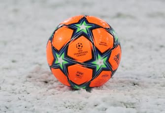 BERGAMO, ITALY - DECEMBER 08: A general view of the orange winter Adidas match ball on the pitch in the snow prior to the UEFA Champions League group F match between Atalanta and Villarreal CF at Gewiss Stadium on December 08, 2021 in Bergamo, Italy. (Photo by Emilio Andreoli/Getty Images)