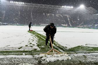 BERGAMO, ITALY - DECEMBER 08: Members of staff remove snow from Gewiss Stadium field prior to the UEFA Champions League group F match between Atalanta and Villarreal CF on December 8, 2021 in Bergamo, Italy. (Photo by Marcio Machado/Eurasia Sport Images/Getty Images)