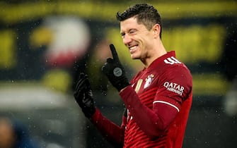 epa09621730 Bayern's Robert Lewandowski reacts during the German Bundesliga soccer match between Borussia Dortmund and FC Bayern Muenchen in Dortmund, Germany, 04 December 2021.  EPA/FRIEDEMANN VOGEL CONDITIONS - ATTENTION: The DFL regulations prohibit any use of photographs as image sequences and/or quasi-video.