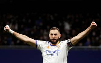 epaselect epa09615305 Real Madrid's striker Karim Benzema celebrates after scoring the 1-0 lead during the Spanish LaLiga soccer match between Real Madrid and Athletic Club Bilbao held at Santiago Bernabeu Stadium, in Madrid, central Spain, 01 December 2021.  EPA/Javier Lizon