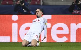 epa09630466 Salzburg's Noah Okafor celebrates after scoring the 1-0 goal during the UEFA Champions League group G soccer match between FC Salzburg and Sevilla FC in Salzburg, Austria, 08 December 2021.  EPA/Christian Bruna