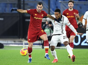 AS Roma's Henrikh Mkhitaryan (L) vies for the ball with Spezia's Kelvin Amian during the Italian Serie A soccer match between AS Roma and Spezia Calcio at the Olimpico stadium in Rome, Italy, 13 December 2021.  ANSA/ETTORE FERRARI



 