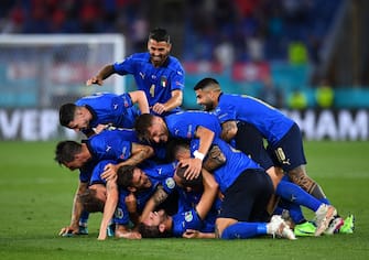 ROME, ITALY - JUNE 16: Manuel Locatelli of Italy celebrates with team mates after scoring their side's second goal during the UEFA Euro 2020 Championship Group A match between Italy and Switzerland at Olimpico Stadium on June 16, 2021 in Rome, Italy. (Photo by Claudio Villa/Getty Images)
