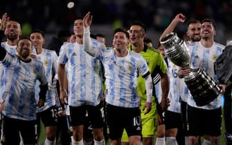 Argentina's players celebrate with the Copa America trophy after defeating Bolivia during their South American qualification football match for the FIFA World Cup Qatar 2022 at the Monumental Stadium in Buenos Aires on September 9, 2021. (Photo by Juan Ignacio RONCORONI / POOL / AFP) (Photo by JUAN IGNACIO RONCORONI/POOL/AFP via Getty Images)