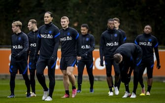 ZEIST - Frenkie de Jong, Virgil van Dijk and Matthijs de Ligt during a training session of the Dutch national team at the KNVB Campus on November 15, 2021 in Zeist, Netherlands. The Dutch national team is preparing for the World Cup qualifying match against Norway in Zeist. KOEN VAN WEEL (Photo by ANP Sport via Getty Images)