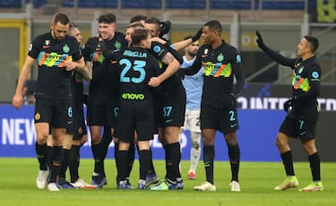 Inter Milan s Alessandro Bastoni (third from L) jubilates with his teammates after scoring goal of 1 to 0 during the Italian serie A soccer match between FC Inter  and Ss Lazio at Giuseppe Meazza stadium in Milan, 9 January  2022.
ANSA / MATTEO BAZZI