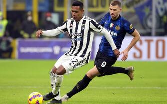 Juventus s Alex Sandro (L) challenges for the ball  Inter Milan s Edin Dzeko during the final of Italian Supercup  between Fc Inter and Juventus at Giuseppe Meazza stadium in Milan, 12 January  2022.
ANSA / MATTEO BAZZI