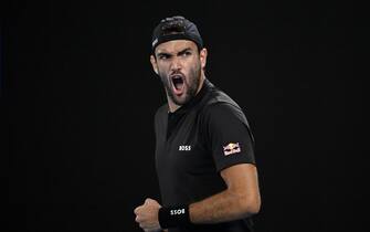 epa09708093 Matteo Berrettini of Italy reacts during his Men s singles quarterfinal match against Gael Monfils of France at the Australian Open Grand Slam tennis tournament at Melbourne Park, in Melbourne, Australia, 26 January 2022.  EPA/DEAN LEWINS AUSTRALIA AND NEW ZEALAND OUT