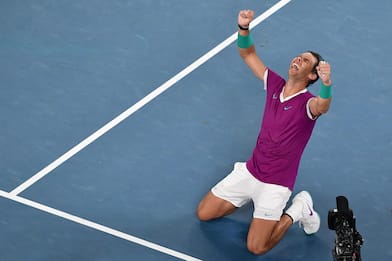 Tennis, Nadal vince in rimonta l'Australian Open 2022