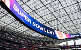 01 February 2022, US, Inglewood: The giant video wall at SoFi Stadium shows a Super Bowl sign. The Los Angeles Rams and Cincinnati Bengals will meet here on February 13, 2022 (local time) in the 56th final game for the Vince Lombardi Trophy. The Bengals travel to Los Angeles five days before the Super Bowl. As the U.S. news agency AP reported on Tuesday, the surprise team of the playoffs plans to arrive in the West Coast metropolis on February 8 and prepare for the duel with the Los Angeles Rams on the grounds of the University of California (UCLA). Photo: Maximilian Haupt/dpa