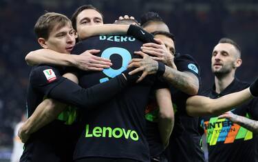 Inter Milan s Edin Dzeko  jubilates with his teammates   after scoring goal of 1 to 0  during the quarter final of Coppa Italia soccer match between FC Inter  and Roma at Giuseppe Meazza stadium in Milan, 5 February   2022.
ANSA / MATTEO BAZZI