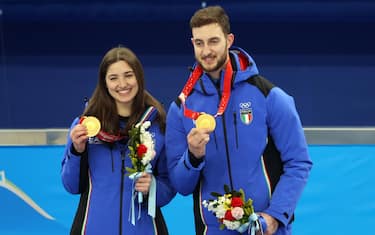 epa09738611 (L-R) Gold medal winner Stefania Constantini of Italy and Amos Mosaner of Italy during the medal ceremony of the Curling Mixed Doubles at the Beijing 2022 Olympic Games, Beijing, China, 08 February 2022.  EPA/JEROME FAVRE