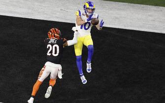 epa09754429 Los Angeles Rams wide receiver Cooper Kupp (R) catches a touchdown pass in front of Cincinnati Bengals cornerback Eli Apple (L) in the fourth quarter of Super Bowl LVI at SoFi Stadium in Inglewood, California, USA, 13 February 2022. The annual Super Bowl is the Championship game of the NFL between the AFC Champion and the NFC Champion and has been held every year since January of 1967.  EPA/ETIENNE LAURENT