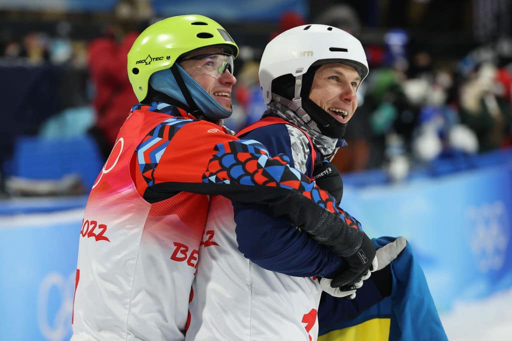 L'abbraccio tra l'ucraino Abramenko e il russo Burov alle Olimpiadi invernali di Pechino 2022 dopo la conquista delle medaglie nel freestyle skiing
