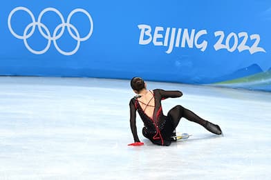 Olimpiadi Invernali, Valieva quarta dopo caso doping: caduta e pianto