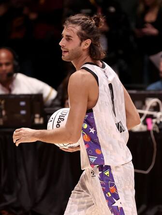 CLEVELAND, OHIO - FEBRUARY 18: Gianmarco Tamberi #8 of Team Nique dribbles the ball during the Ruffles NBA All-Star Celebrity Game during the 2022 NBA All-Star Weekend at Wolstein Center on February 18, 2022 in Cleveland, Ohio. NOTE TO USER: User expressly acknowledges and agrees that, by downloading and/or using this Photograph, user is consenting to the terms and conditions of the Getty Images License Agreement.   Arturo Holmes/Getty Images/AFP
== FOR NEWSPAPERS, INTERNET, TELCOS & TELEVISION USE ONLY ==