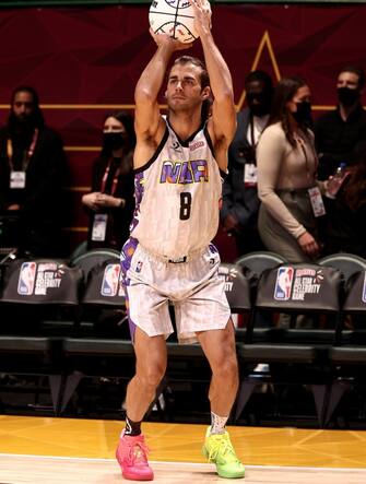 CLEVELAND, OHIO - FEBRUARY 18: Gianmarco Tamberi warms up during the Ruffles NBA All-Star Celebrity Game during the 2022 NBA All-Star Weekend at Wolstein Center on February 18, 2022 in Cleveland, Ohio.   Arturo Holmes/Getty Images/AFP
== FOR NEWSPAPERS, INTERNET, TELCOS & TELEVISION USE ONLY ==
