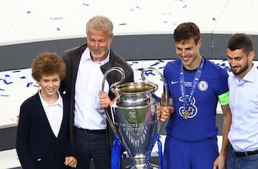 epa09236169 Chelsea owner Roman Abramovich (2L) celebrates with the trophy after winning the UEFA Champions League final between Manchester City and Chelsea FC in Porto, Portugal, 29 May 2021.  EPA/Michael Steele / POOL