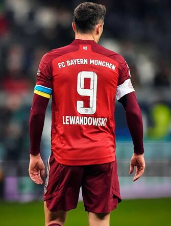 FRANKFURT AM MAIN, GERMANY - FEBRUARY 26: Robert Lewandowski of FC Bayern Muenchen seen from behind with the captains band and the band in colors of Ukraine during the Bundesliga match between Eintracht Frankfurt and FC Bayern München at Deutsche Bank Park on February 26, 2022 in Frankfurt am Main, Germany. (Photo by M. Donato/FC Bayern via Getty Images)