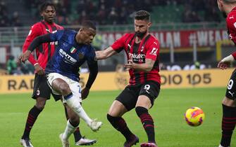FC Inter's mildfielder Denzel Dumfries in action against AC Milan's forward Oliver Giroud during the Italian Cup semi-final soccer match between AC Milan and FC Inter at Giuseppe Meazza Stadium in Milan, Italy, 1 March 2022. ANSA / ROBERTO BREGANI