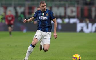 MILAN, ITALY - MARCH 01: Edin Dzeko of FC Internazionale runs with the ball during the Coppa Italia Semi Final 1st Leg match between AC Milan and FC Internazionale at Stadio Giuseppe Meazza on March 01, 2022 in Milan, Italy. (Photo by Emilio Andreoli - Inter/Inter via Getty Images)