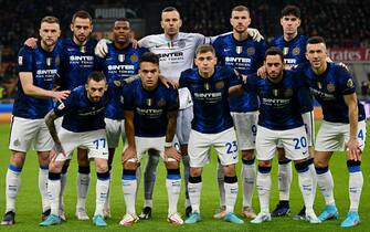MILAN, ITALY - MARCH 01: Players of FC Internazionale line up prior to the Coppa Italia Semi Final 1st Leg match between AC Milan and FC Internazionale at Stadio Giuseppe Meazza on March 01, 2022 in Milan, Italy. (Photo by Mattia Ozbot - Inter/Inter via Getty Images )