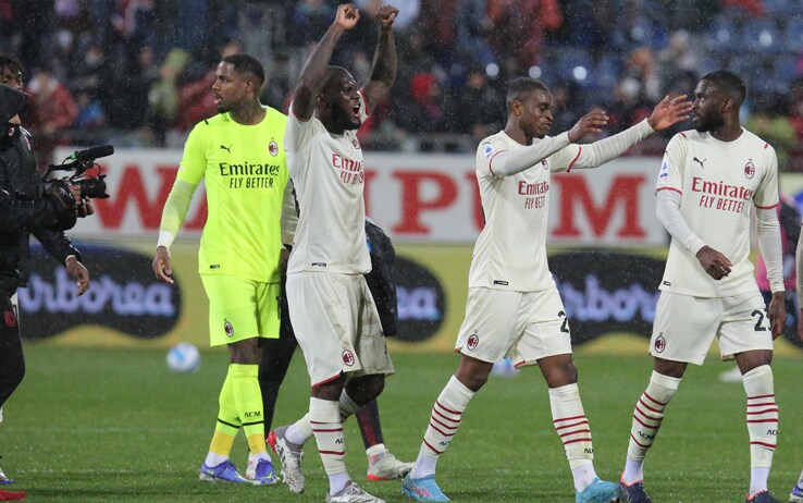 Maignan alla fine della partita con i compagni e lo sguardo rivolto versi i tifosi che lo avevano insultato poco prima