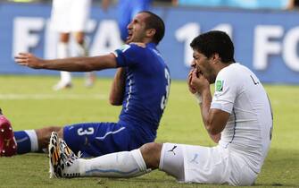epa04353260 (FILE) A file picture dated 24 June 2014 of Italy's Giorgio Chiellini (L) claiming he was bitten by Uruguay's Luis Suarez (R) during the FIFA World Cup 2014 group D preliminary round match between Italy and Uruguay at the Estadio Arena das Dunas in Natal, Brazil. The International Court of Arbitration for Sport (CAS) on 14 August 2014 announced that Luis Suarez' four-month ban for biting Italy's Giorgio Chiellini at the Brazil FIFA World Cup 2014 is upheld, but the Uruguayan striker is allowed to train at his new club FC Barcelona.  

(RESTRICTIONS APPLY: Editorial Use Only, not used in association with any commercial entity - Images must not be used in any form of alert service or push service of any kind including via mobile alert services, downloads to mobile devices or MMS messaging - Images must appear as still images and must not emulate match action video footage - No alteration is made to, and no text or image is superimposed over, any published image which: (a) intentionally obscures or removes a sponsor identification image; or (b) adds or overlays the commercial identification of any third party which is not officially associated with the FIFA World Cup)  EPA/EMILIO LAVANDEIRA JR   EDITORIAL USE ONLY