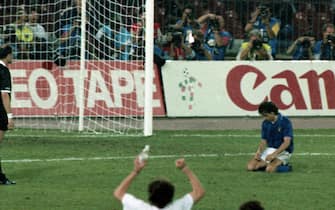 Il centrocampista dell'Italia, Roberto Donadoni, si dispera dopo aver sbagliato il rigore nella semifinali dei Mondiali di Italia '90 contro l'Argentina, Napoli, 3 luglio 1990. ANSA/SRDJAN SUKI
