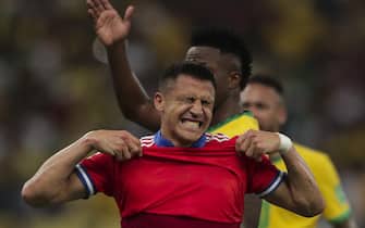 epa09847964 Chile's Alexis Sanchez regrets an action against Brazil, during the Conmebol Qualifiers for the Qatar 2022 World Cup, at the Maracana Stadium in Rio de Janeiro, Brazil, 24 March 2022.  EPA/ANDRE COELHO