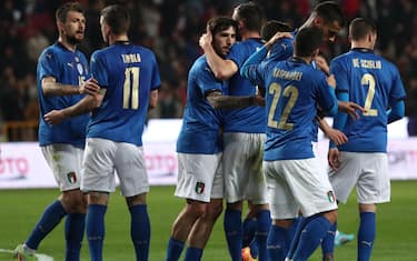 epa09859004 Bryan Cristante (C) of Italy celebrates with teammates after scoring the 1-1 goal during the international friendly soccer match between Turkey and Italy in Konya, Turkey, 29 March 2022.  EPA/ERDEM SAHIN
