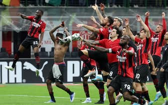 Ac Milan s players jubilate after winning  the Italian serie A soccer match between AC Milan and Genoa at Giuseppe Meazza stadium in Milan, 15 April 2022.
ANSA / MATTEO BAZZI
