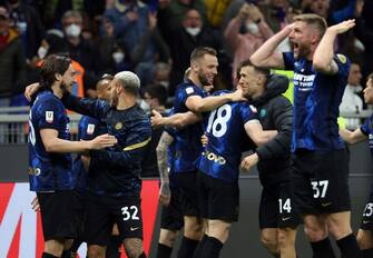 Inter Milan s Robin Goosens (C) jubilates with his teammates after scoring  goal of 3 to 0 during the Italy Cup semifinal second leg soccer match between Fc Inter  and Ac Milan at Giuseppe Meazza stadium in Milan, Italy, 19 April 2022.
ANSA / MATTEO BAZZI