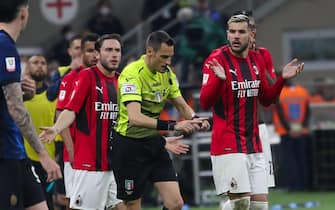 Referee Maurizio Mariani invalidate thegoal scored by AC Milan's midfielder Ismael Bennacer afer a VAR consulting during the Italian Cup semi-final soccer match between FC Inter and Ac Milan at Giuseppe Meazza Stadium in Milan, Italy, 19 April 2022. ANSA / ROBERTO BREGANI