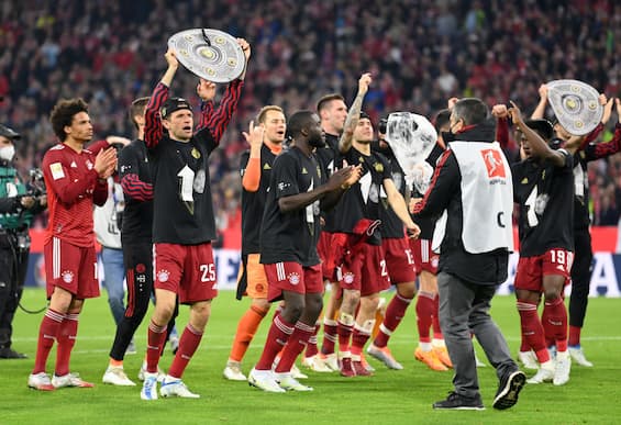Deutschland, Bayern München hat die Bundesliga zum zehnten Mal in Folge gewonnen