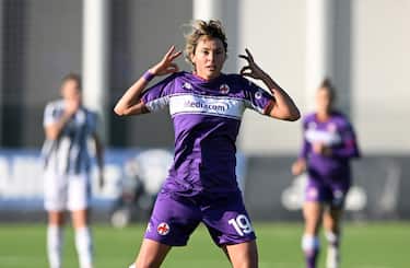 VINOVO, ITALY - JANUARY 22: Valentina Giacinti of ACF Fiorentina celebrates a goal during the Women Serie A match between Juventus and ACF Fiorentina on January 22, 2022 in Vinovo, Italy. (Photo by Chris Ricco/Getty Images)