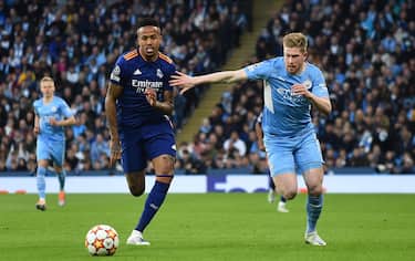 epa09910819 Real Madrid's Eder Militao (L) in action against Manchester City's Kevin De Bruyne (R) during the UEFA Champions League semi final, first leg soccer match between Manchester City and Real Madrid in Manchester, Britain, 26 April 2022.  EPA/PETER POWELL