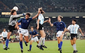 Argentinian forward Claudio Caniggia (C) scores on a header as Italian goalkeeper Walter Zenga comes up short (R) 03 July 1990 in Naples during the World Cup semifinal soccer match between the two countries. Argentina advanced to the final 4-3 on penalty kicks at the end of extra time (1-1 at the end of regulation time). At right, defender Franco Baresi and midfielder Diego Maradona.  AFP PHOTO (Photo by STAFF / AFP) (Photo by STAFF/AFP via Getty Images)