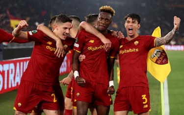 ROME, ITALY - MAY 05: Tammy Abraham of AS Roma celebrates with team mates Borja Mayoral and rom3aafter scoring their sides first goal during the UEFA Conference League Semi Final Leg Two match between AS Roma and Leicester City at Stadio Olimpico on May 05, 2022 in Rome, Italy. (Photo by Julian Finney/Getty Images)