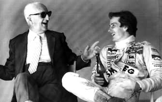 Der italienische Automobil-Industrielle und ehemalige Rennfahrer Enzo Ferrari im Gepräch mit dem kanadischen Formel-1 Fahrer Gilles Villeneuve am 23. Juli 1980 in Imola. Ferrari wurde am 18. Februar 1898 (nach anderen Angaben am 20. Februar) in Modena geboren und ist ebendort am 14. August 1988 gestorben.