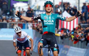 Team Bora's German rider Lennard Kamna celebrates as he crosses the finish line, ahead of Team Trek's Spanish rider Juan Pedro Lopez (L), to win the 4th stage of the Giro d'Italia 2022 cycling race, 172 kilometers between Avola and Etna-Nicolosi, Sicily, on May 10, 2022. (Photo by Luca BETTINI / AFP) (Photo by LUCA BETTINI/AFP via Getty Images)