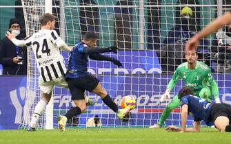 Inter Milan s Alexis Sanchez (C) scores goal of 2 to 1 during the final of Supercoppa Italiana  between Fc Inter and Juventus at Giuseppe Meazza stadium in Milan, 12 January  2022.
ANSA / MATTEO BAZZI
