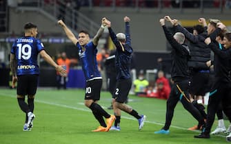 Inter Milan s Lautaro Martinez (C) jubilates after winning the Italy Cup semifinal second leg soccer match between Fc Inter  and Ac Milan at Giuseppe Meazza stadium in Milan, Italy, 19 April 2022.
ANSA / MATTEO BAZZI