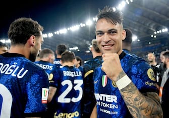 Inter Milan's Argentine forward Lautaro Martinez celebrates with teammates after Inter won  the Italian Cup (Coppa Italia) final football match between Juventus and Inter on May 11, 2022 at the Olympic stadium in Rome. (Photo by Isabella BONOTTO / AFP) (Photo by ISABELLA BONOTTO/AFP via Getty Images)