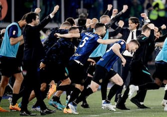 Inter players celebrate after winning the Italian Cup (Coppa Italia) final football match between Juventus and Inter on May 11, 2022 at the Olympic stadium in Rome. (Photo by Filippo MONTEFORTE / AFP) (Photo by FILIPPO MONTEFORTE/AFP via Getty Images)