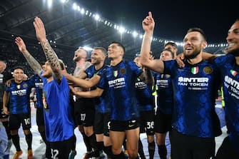 Inter Milan's Argentine forward Joaquin Correa (C) and teammates celebrate winning the Italian Cup (Coppa Italia) final football match between Juventus and Inter on May 11, 2022 at the Olympic stadium in Rome. (Photo by Isabella BONOTTO / AFP) (Photo by ISABELLA BONOTTO/AFP via Getty Images)