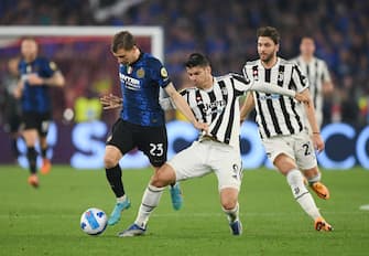 ROME, ITALY - MAY 11: Nicolo Barella of FC Internazionale is challenged by Alvaro Morata of Juventus during the Coppa Italia Final match between Juventus and FC Internazionale at Stadio Olimpico on May 11, 2022 in Rome, Italy. (Photo by Francesco Pecoraro/Getty Images)